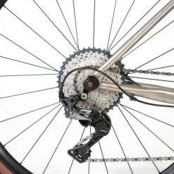 VELO GRAVEL TRIBAN GRVL 900 HOMME Cadre Titane 14 VELO GRAVEL TRIBAN GRVL 900 HOMME Cadre Titane -Fishing Shop velo gravel triban grvl 900 homme cadre titane 2
