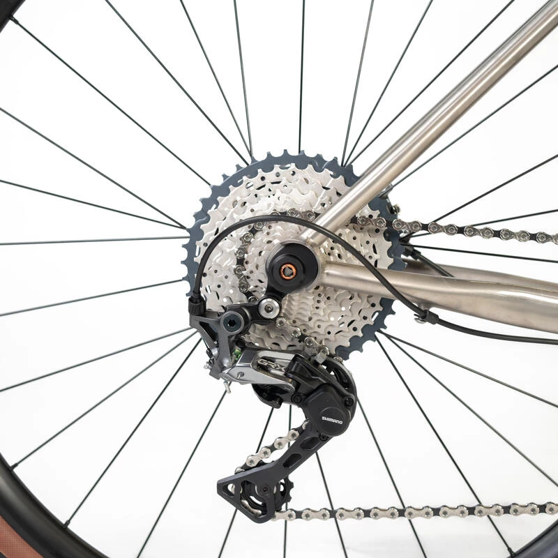 VELO GRAVEL TRIBAN GRVL 900 HOMME Cadre Titane 5 VELO GRAVEL TRIBAN GRVL 900 HOMME Cadre Titane – Image 3